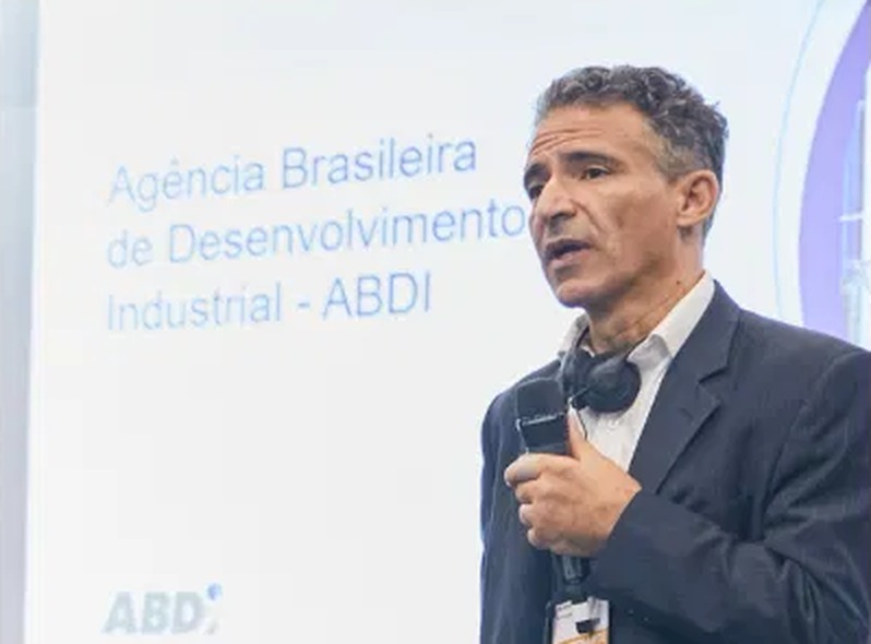 Palestrante da ABDI ao microfone durante a TECHMEI