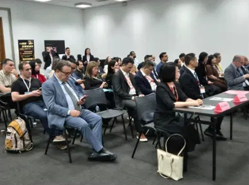 Plateia assistindo palestra em sala cheia