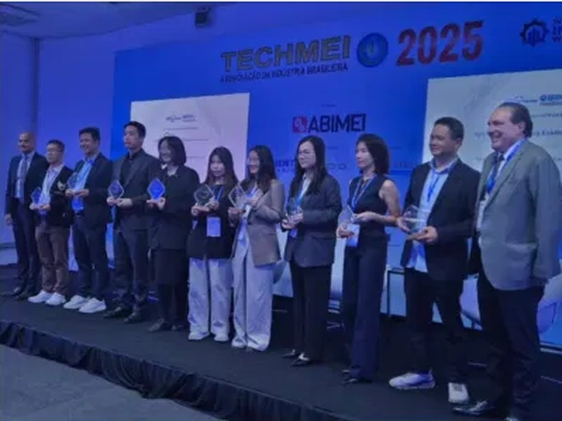 Cerimônia de premiação TECHMEI 2025 com troféus no palco