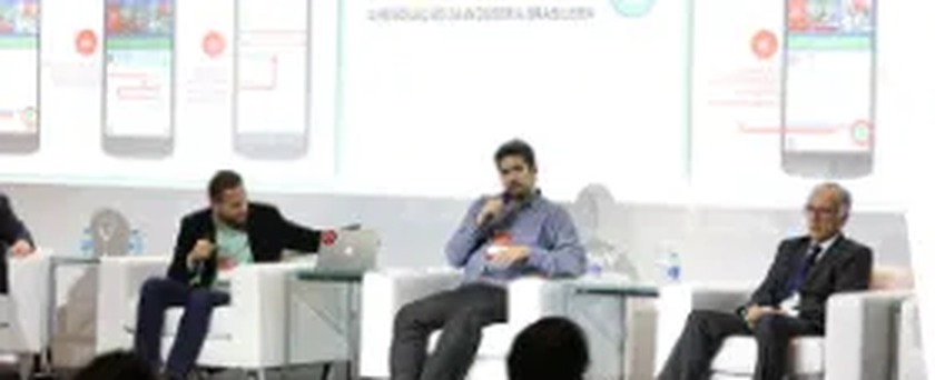 Painel de debate no palco da TECHMEI